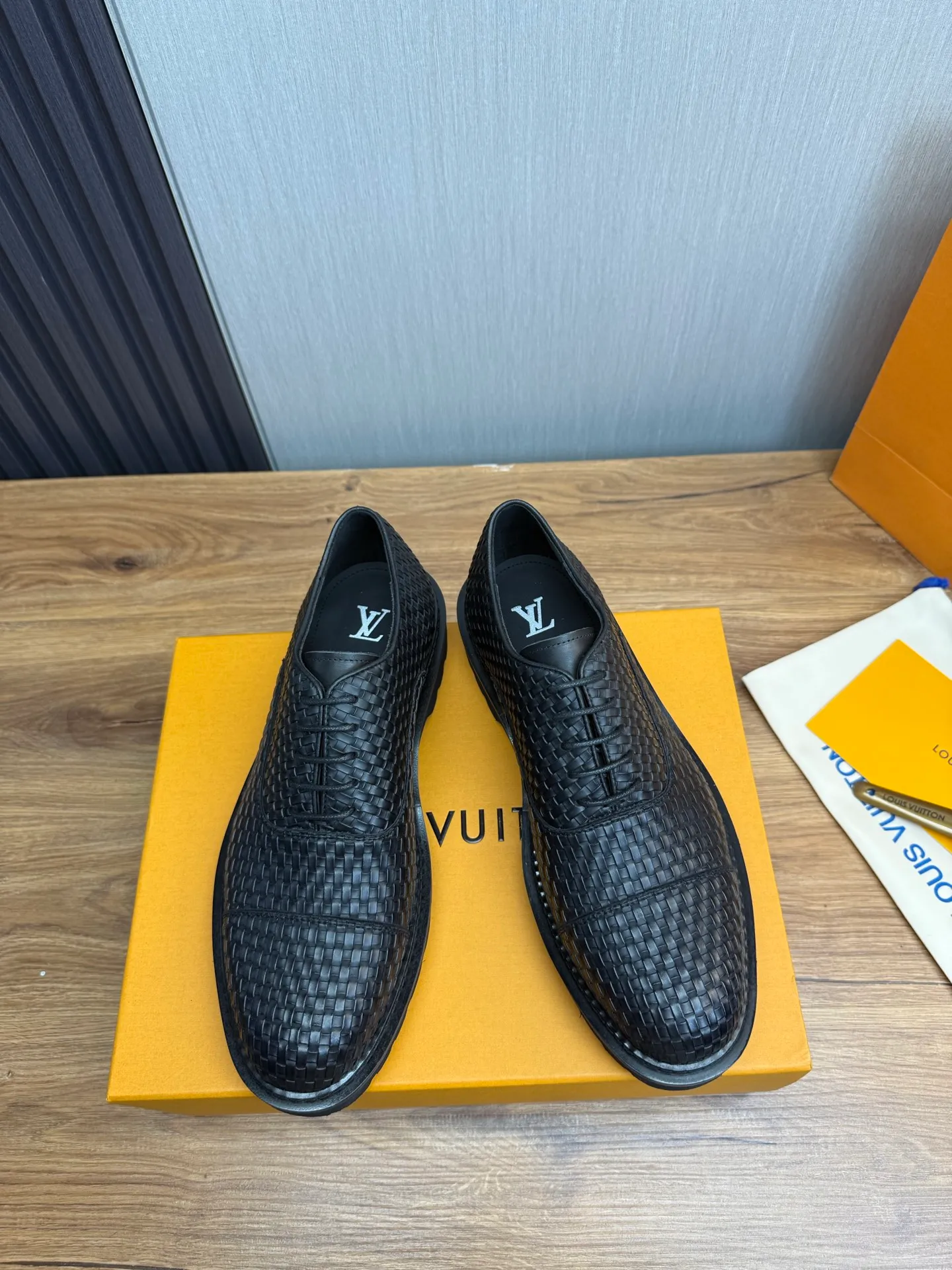 Men's shoes 💰900💰 LV. Men's casual lace-up leather shoes, the latest hot style 🔥 1:1 original purchase quality, top quality goods ⬆️The upper is imported open-edge beaded cowhide, cowhide, and cow suede. The hand-made three-dimensional stitching highlights the round toe design. The inner foot pads are all imported cowhide, with the original wear-resistant foam outsole, matching code 39-44, (38, 45 custom-made, non-refundable)